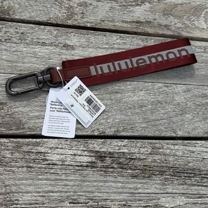Lululemon‎ Never Lost Keychain Reflective Rockwood/Red Clay NWT